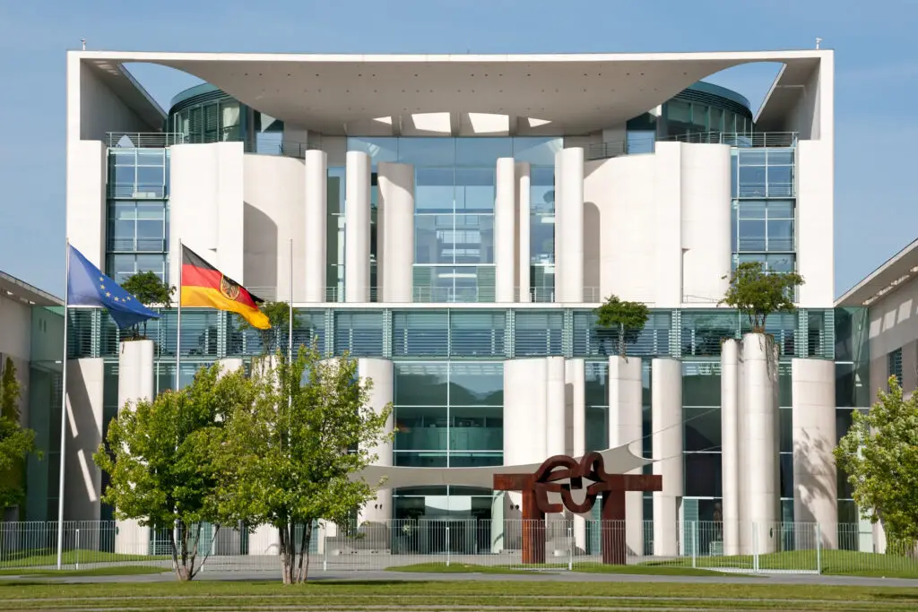Exterior view of the Federal Chancellery in Berlin, showing the modern government building from the front.