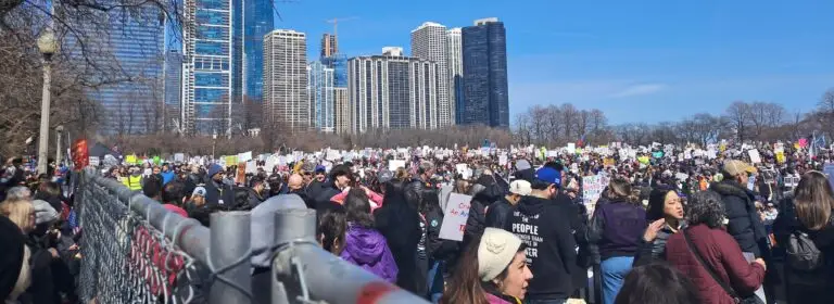 No Kings protest in downtown Chicago on 27 March 2026, with demonstrators holding “No Kings” signs against authoritarian power