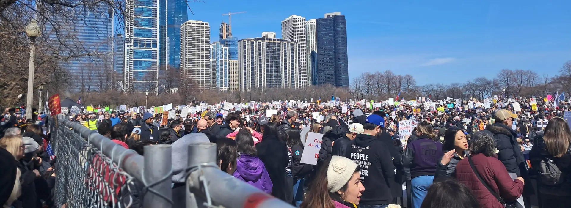 No Kings protest in downtown Chicago on 27 March 2026, with demonstrators holding “No Kings” signs against authoritarian power