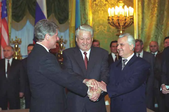 U.S. President Clinton, Russian President Yeltsin, and Ukrainian President Kravchuk after signing the Trilateral Statement in Moscow on 14 January 1994.