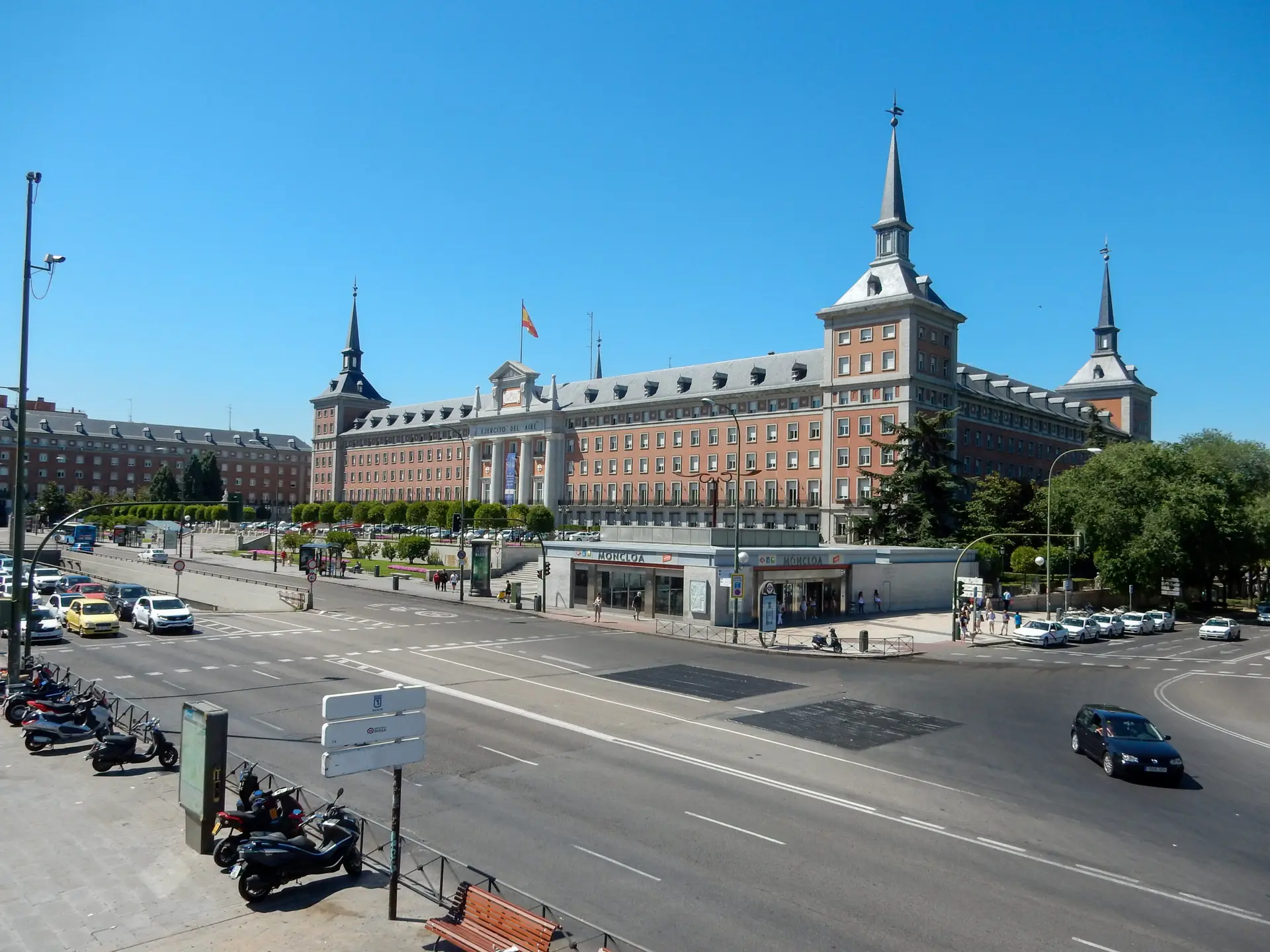 Government headquarters at Spain’s Moncloa Palace in Madrid, symbolizing the Sánchez administration’s stance against the Iran war and for migrant regularization.